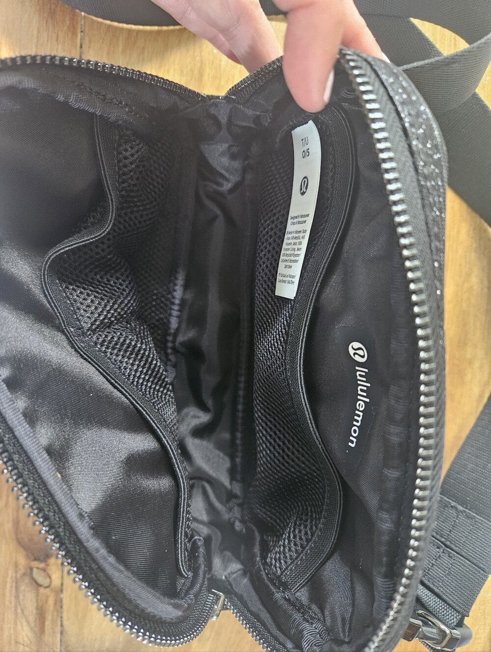 Lululemon Everywhere Belt Bag Metallic (Black / Silver) - Picture 4 of 6